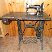 Macchina da cucire d’epoca a pedale