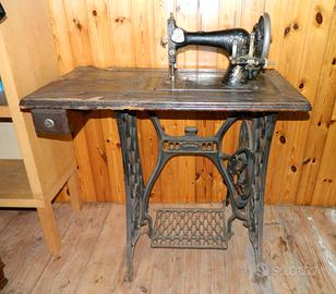 Macchina da cucire d’epoca a pedale