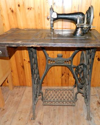 Macchina da cucire d’epoca a pedale