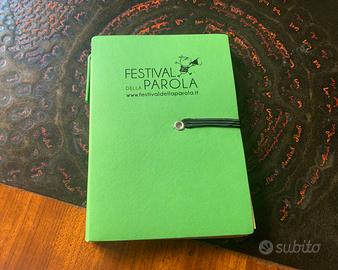 Block notes con penna, post it festival parola