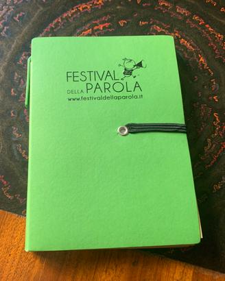 Block notes con penna, post it festival parola
