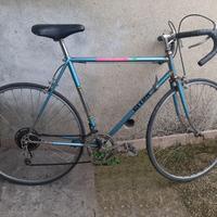 bici da corsa con doppi freni sul manubrio