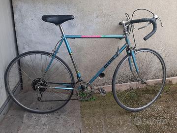 bici da corsa con doppi freni sul manubrio