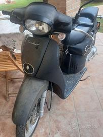 Scooter Aprilia Scarabeo nero