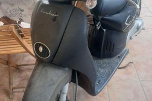 Scooter Aprilia Scarabeo nero