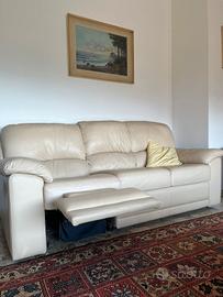 Divani in pelle con poggiapiedi integrato 