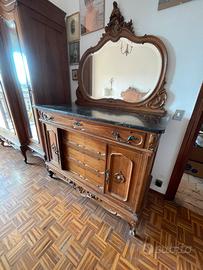 Cassettone d’epoca con specchiera e piano in marmo