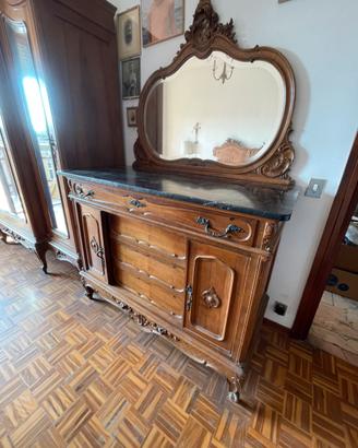 Cassettone d’epoca con specchiera e piano in marmo