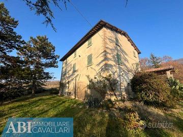 Rustico / Casale di 350 m² con più di 5 locali a B