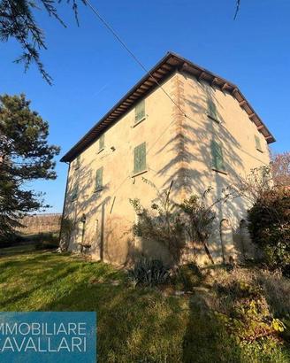 Rustico / Casale di 350 m² con più di 5 locali a B