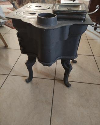 stufa antica in ghisa