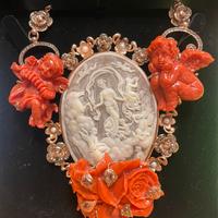 "Collana Scultura con Cammeo e Putti