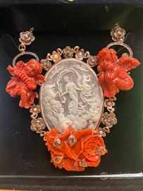 "Collana Scultura con Cammeo e Putti