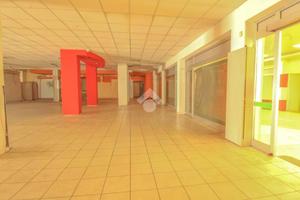 NEGOZIO A CAPRIATE SAN GERVASIO