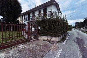 Immobile in asta di 231 m² con 5 locali e box auto