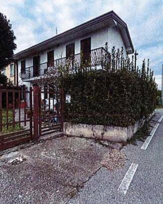 Immobile in asta di 231 m² con 5 locali e box auto