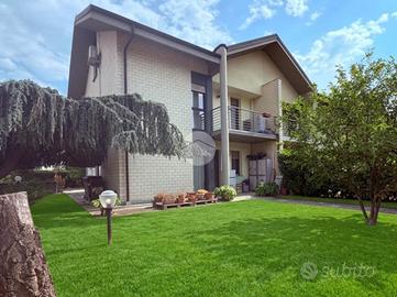VILLA A SCHIERA A ASTI