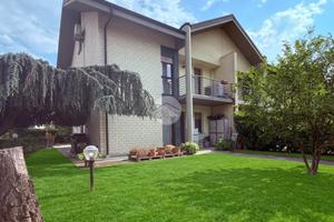 VILLA A SCHIERA A ASTI