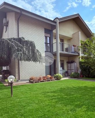VILLA A SCHIERA A ASTI