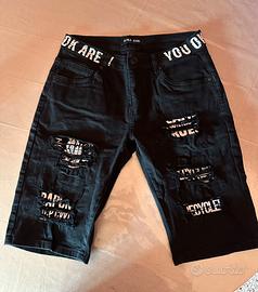 pantalone nero con delle scritte.