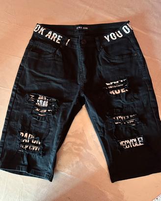 pantalone nero con delle scritte.