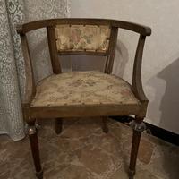 Poltroncine a pozzetto e poggiapiedi.