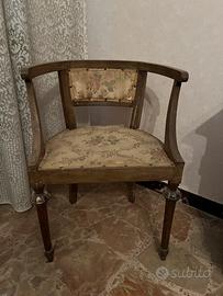 Poltroncine a pozzetto e poggiapiedi.