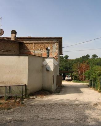 3 LOCALI A MONTOPOLI DI SABINA