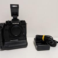 Fujifilm X-H1 con verical grip e flash
