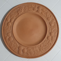 Piatto decorato in terracotta