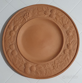 Piatto decorato in terracotta