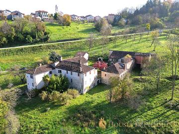 Antico Casale alle porte delle Langhe con terreno
