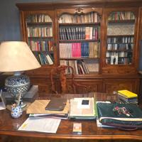 Libreria classica con scrivania