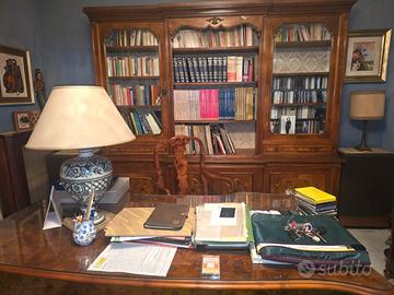 Libreria classica con scrivania