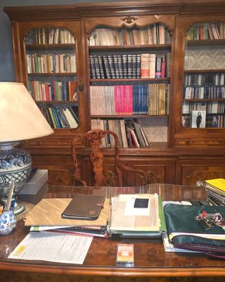Libreria classica con scrivania