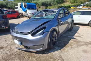TESLA T5LD MODELLO Y AUT.SINISTRATA 23