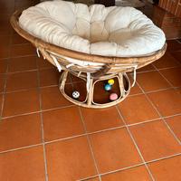 Poltrona di vimini con cuscini