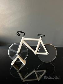 Tagliapizza a forma di bicicletta