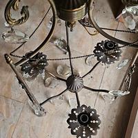 Lampadario e quadri