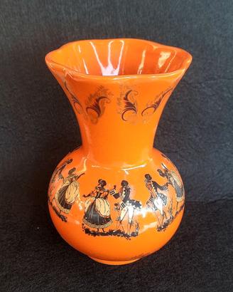 Vaso in ceramica arancione con decalcomanie e scen