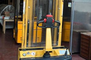 Carrello elevatore guida uomo a timone usato
