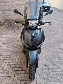 Beverly 300 Deep black 8500km € 3800