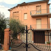 Casa singola divisa in 2 appartamenti con giardino