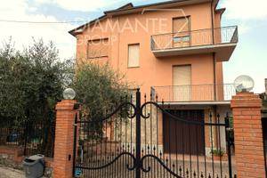Casa singola divisa in 2 appartamenti con giardino