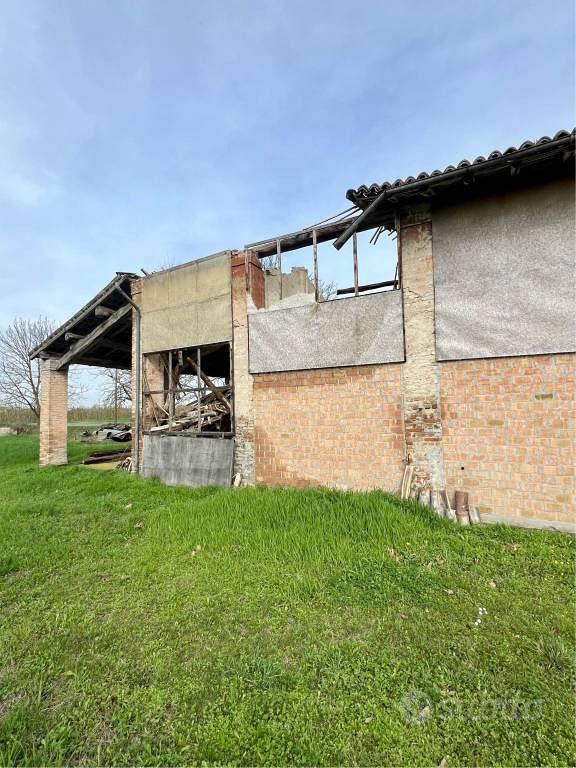Rustico / Casale di 500 m² con più di 5 locali e b - Altro
