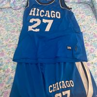 smanicata e pantaloncini da basket