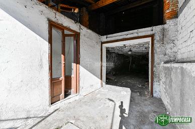 RUSTICO DA RISTRUTTURARE IN CORTE SENZA SPESE COND