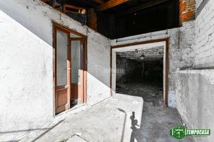 RUSTICO DA RISTRUTTURARE IN CORTE SENZA SPESE COND