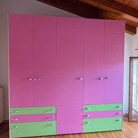 Armadio rosa e verde da bambina