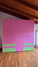 Armadio rosa e verde da bambina